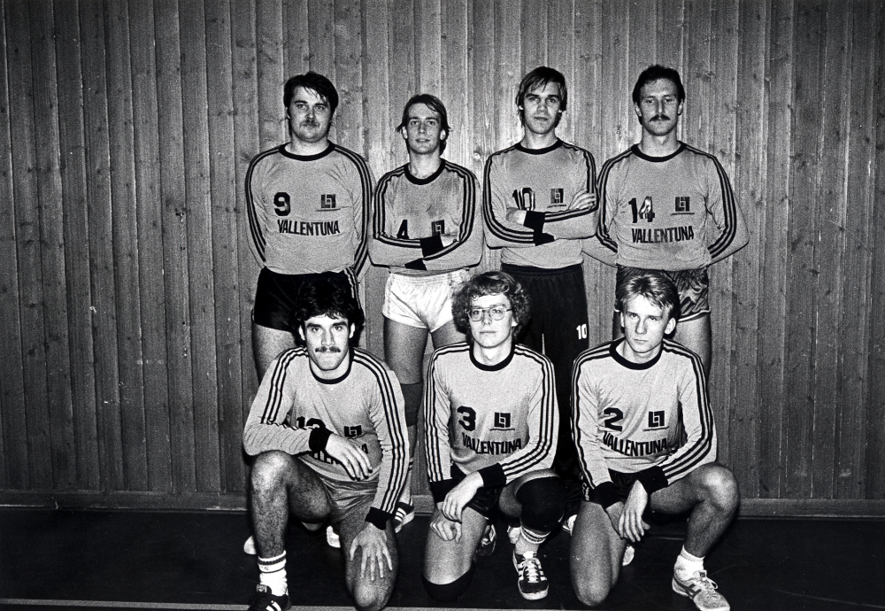 Herrlaget i Vallentuna bollklubb VBK volley-boll spelade 1981 i division 3. Övre raden fr v Rolf Bergström Sven Lotsander Janne Kummeneje och Roger Ericsson Nedre raden fr v: Emin Ertek Bo Söderquist och Stig Enberg På bilden saknas Åke Eriksson, Mårten Loberg och Peter Noreby.