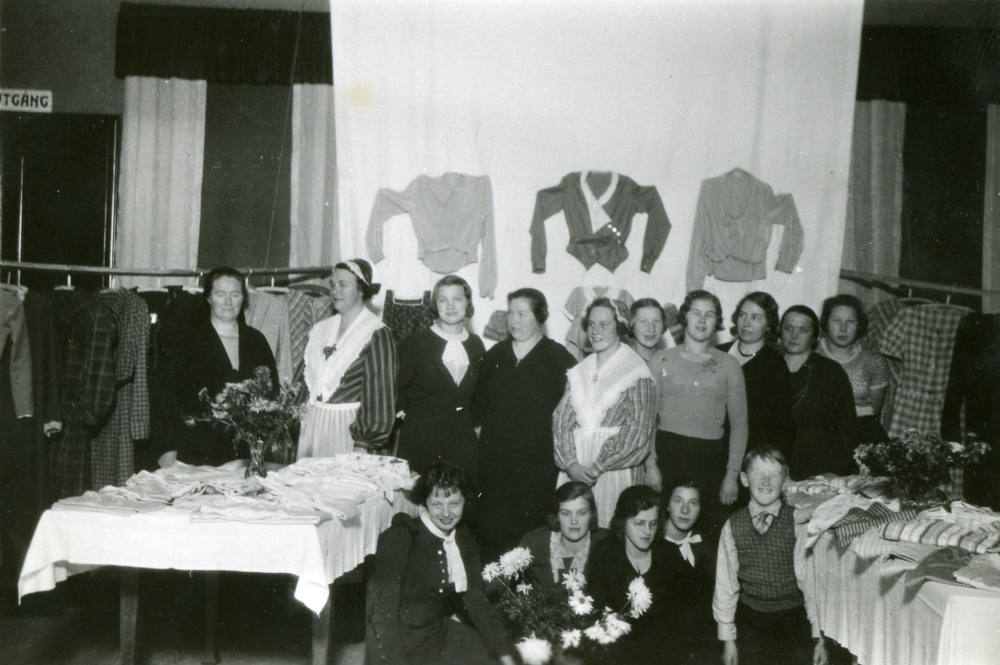 Efter avslutad kurs står kursdeltagarna uppställda för fotografering i Markims församlingshus.