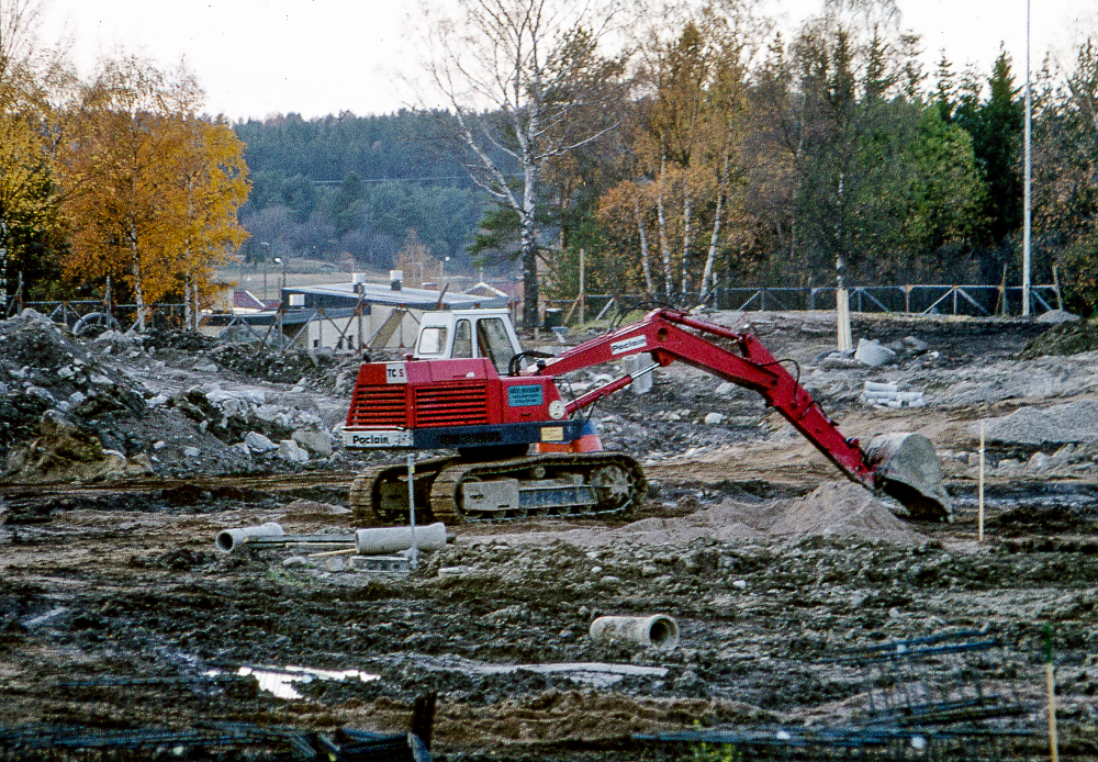Anläggningsarbete för bygget av Ormstaskolan har påbörjats.
Bildserie: Vallentuna på 1960-talet.