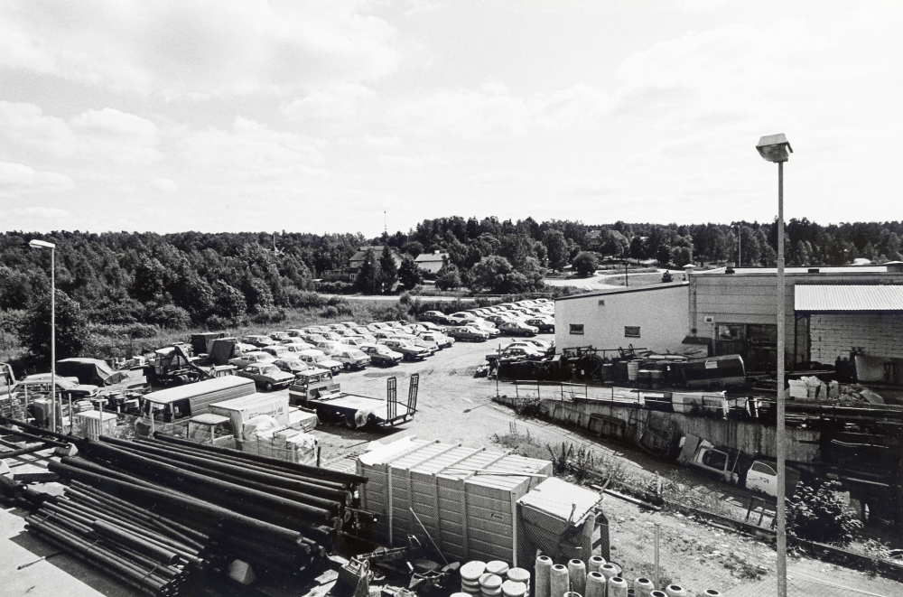 Utsikt över Vallentuna motor från Elverkets tak. Bakom Vallentuna motors bilar syns Angarnsvägen och postens brevbärarexpedition vid Olsborgsvägen