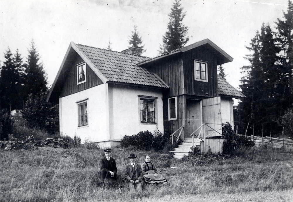 Torpet Hasselkrogen, ett kubbhus eller spisvedshus, lydde under Lindö säteri. Som namnet antyder har i huset funnits en krog. Framför huset sitter sonen Gerhard Johansson, född 1892, med sin far och mor Karl Johansson och Carolina Johansson. Undantagstugan Fridhem var också ett kubb- eller spivedshus, uppförd 1885
Se Vallentuna förr och nu 1995:2, s 8 och även Örnen, bilan och stjärnorna, s 321-324.