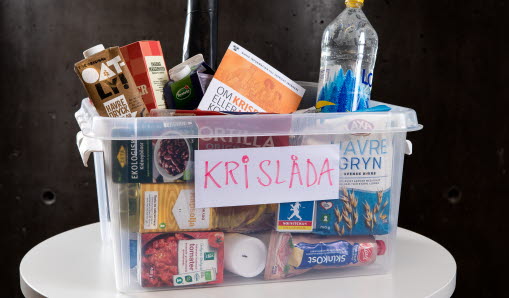 Genomskinlig plastlåda med olika matvaror