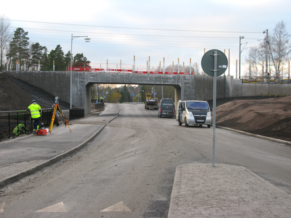I samband med att Roslagsbanan förses med dubbelspår mellan Kragstalund och Vallentuna ersätts den gamla järnvägsbron över Gamla Karlbergsvägen med en ny, bredare, bro.