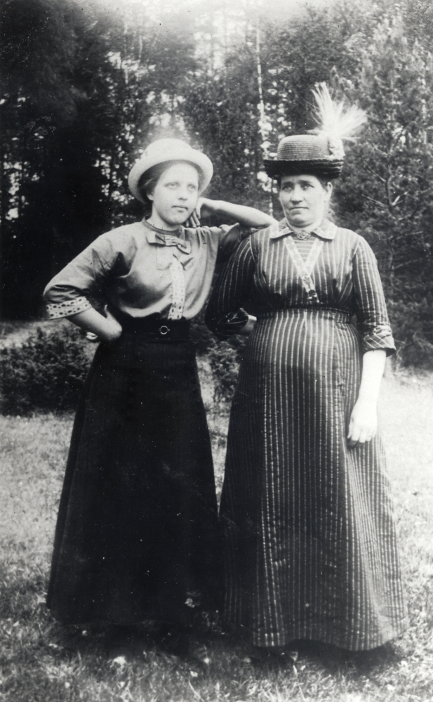 Agnes Widén med sin mor Maria, förmodligen vid Sjöberg i Frösunda, där familjen var bosatt 1910-1915