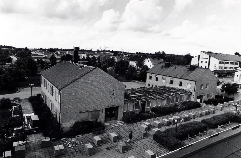 Rivningen av Vallentuna kommunalhus påbörjades i september 1986. På dess plats skall ett nytt kommunalhus byggas
