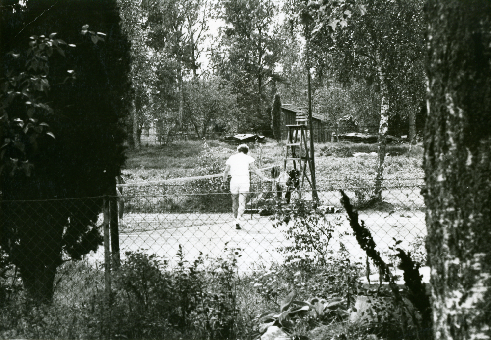 Tennisspelare vid tennisplanen på Lingsbergsvägen.

•Fotografiet ingår i bildserien ”Vardagsliv i Vallentuna kommun” av Rachael Gough-Azmier & Gunilla Blomé, Haga Studios HB.