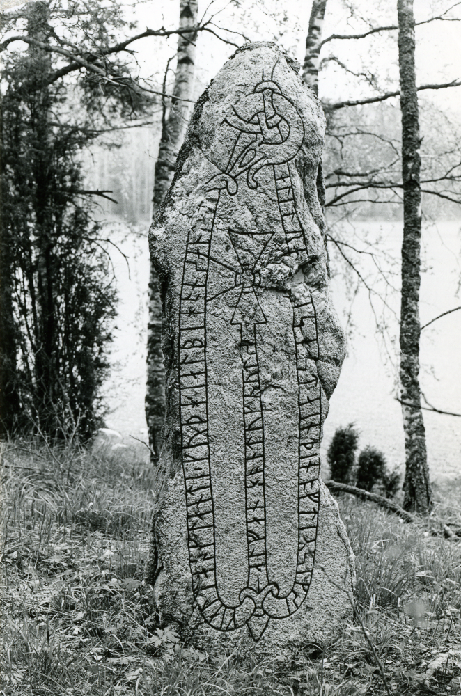 Runsten med beteckningen U194 i Väsby, 700 meter öster om Väsby, 600 meter nordost om Söderby i södra sluttningen av en moränbacke. Ungefär 500 meter öster om Väsby gör vägen en skarp krök norrut. Om man från denna punkt fortsätter mot öster över en åker och därefter följer södra kanten av en skogsklädd stenbacke kommer man lättast fram till stenen, som står nära åkerkanten.