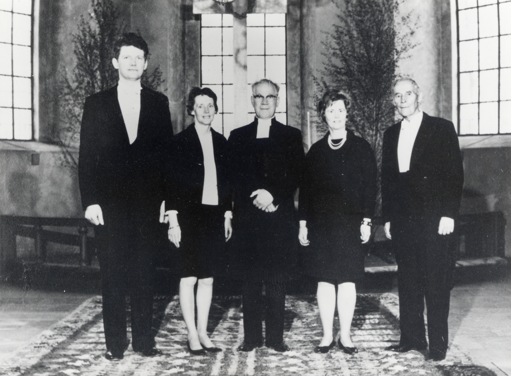 Kyrkvärdar i Vallentuna kyrka.  Fr v Erland Rost, Els-Marie Carlegrim, kyrkoherde Sigurd Henriksson, Märta Karlsson och John Edman
