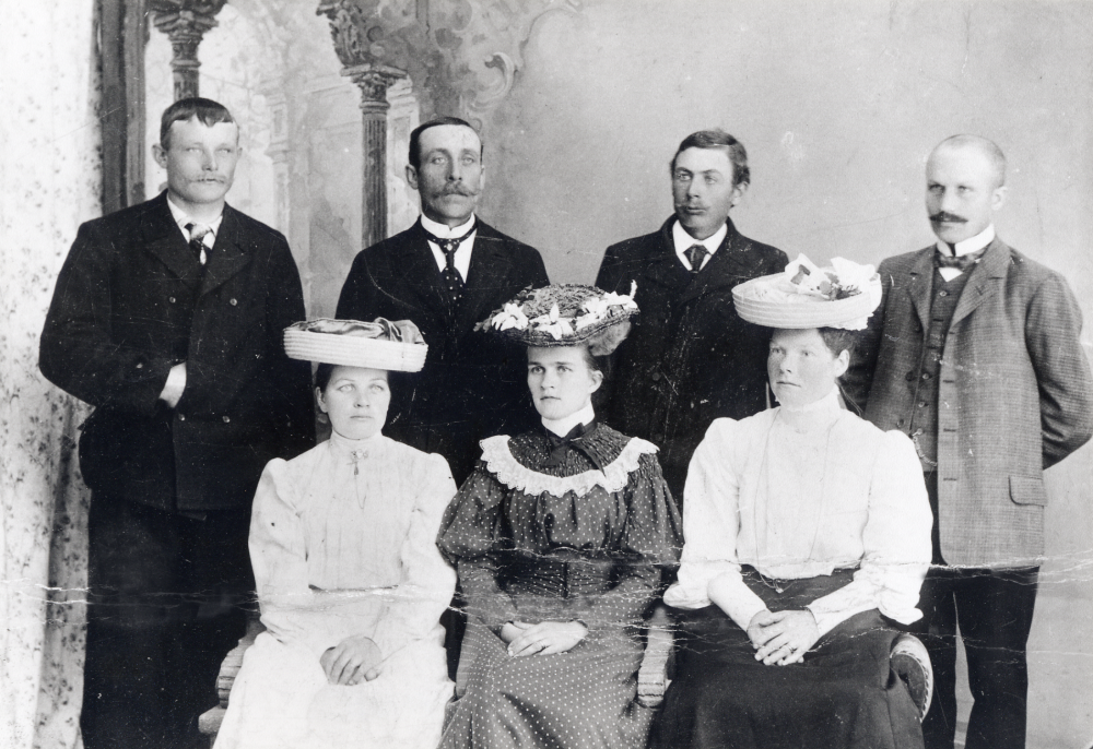 Hjalmar Zetterlund från Byle i Vallentuna hos fotografen i Stockholm. I övre raden står fr v okänd, Hjalmar Zetterlund, okänd och Karl Johan Gottfrid Andersson.  Sittande fr v okänd, Alma Zetterlund, född Andersson och syster till Gottfrid. Hjalmar Zetterlund var banarbetare och donerade pengar till en stipendiefond för ungdomar aktiva i Vallentunas föreningsliv