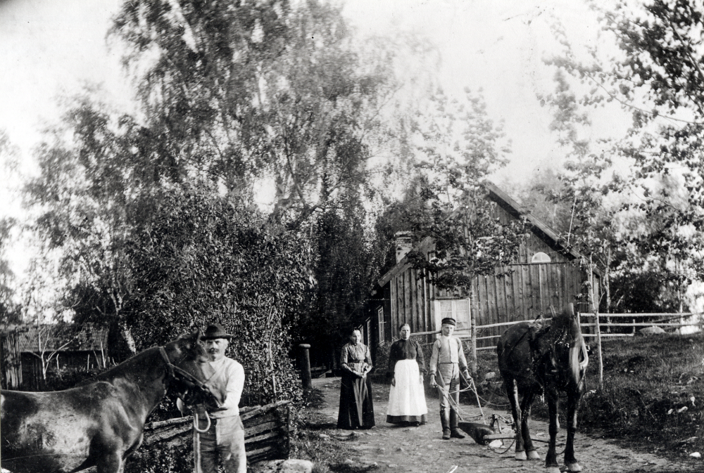 Sunnanå i Frösunda ägdes av Upsala akademien och arrenderades av Sundell som står längst t v med en häst.  Övriga personer är fr v Maria (förnamn osäkert) Pettersson, Sundells hushållerska och mormor till John Eriksson som håller i plogen  längst t v.  Kvinnan i vitt förkläde är Hilda Eriksson, John mamma, fadern var död.

Uppgift om fotoår saknas, men troligen första delen av 1900-talet.