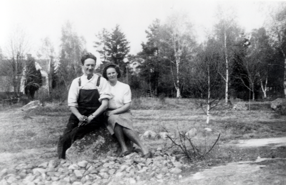 Unga familjen Uhrenius, Hans och Märta, på den tomt där de skall bygga sitt hus på ofri grund. Fastigheten hette Solsta, Ormsta 1:17 och låg nära nuvarande Ormstaskolan. I huset Solsta i bakgrunden bor Hans föräldrar Carl Mattias och Hilda Carlsson