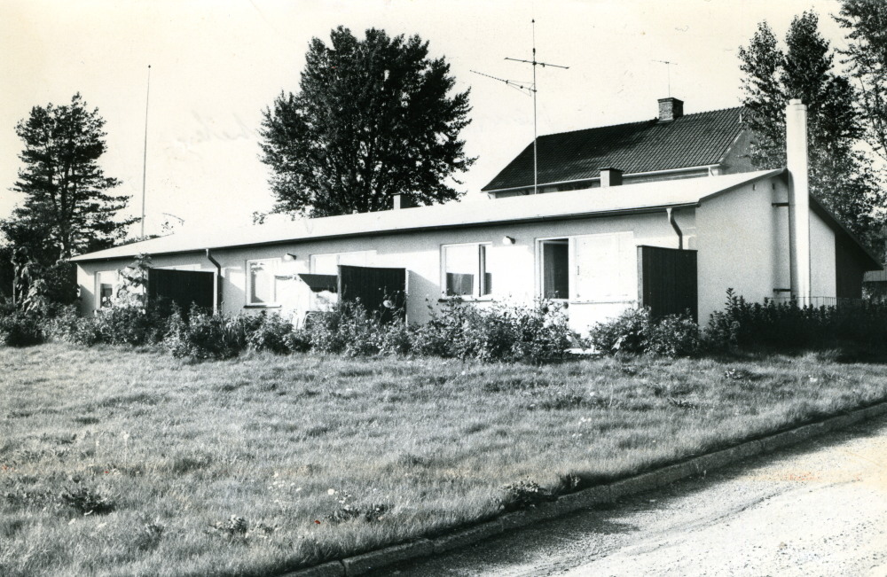 Pensionärslägenheterna Libby på södra sidan av infarten mot gamla Norrtäljevägen. I bakgrunden sysn Brottbyhemmet.