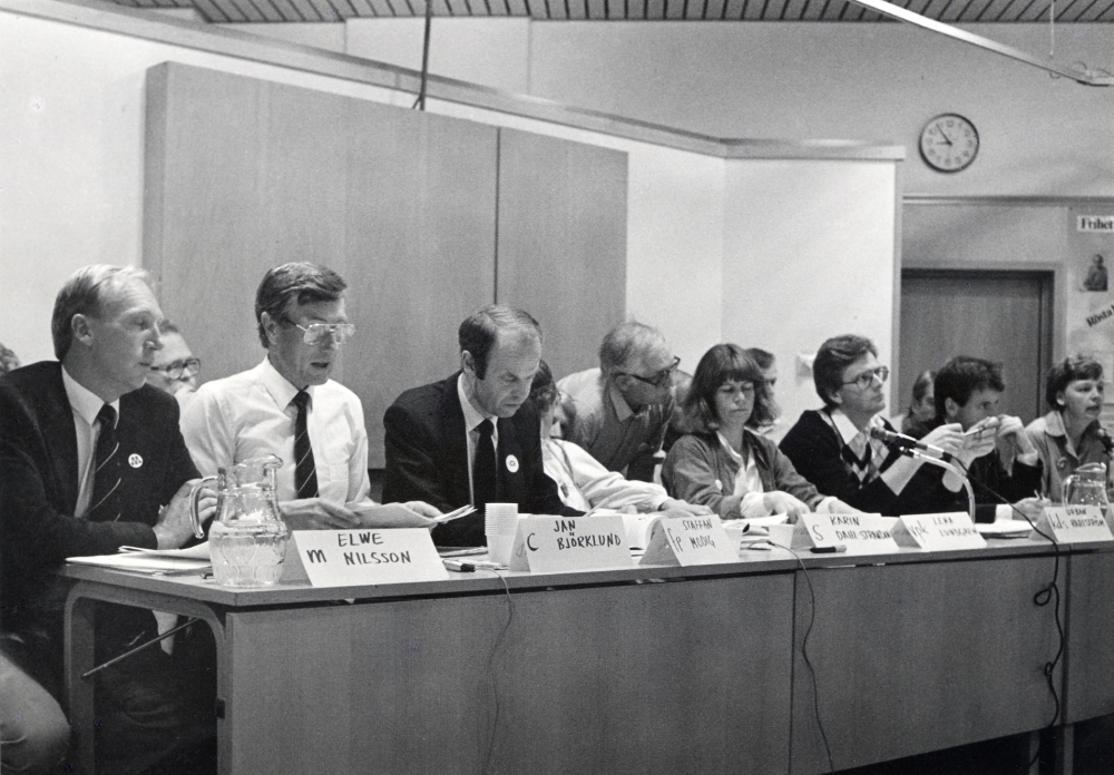 Politisk debatt  i  Vallentunasalen  inför valet. I panelen sitter fr v  Elwe Nilsson  m,  Jan Björklund  c,  Staffan Modigh  fp,  Karin Dahl-Strandin  s,  Lena Lundgren  vpk,  Urban Karlström  kds,  Jan-Olof Norell  skp, och  Margareta Lundberg  mp.  T h om Elwe Nilsson skymtar  Tore Hjerpe  och bakom Lena Lundgren  Kurt Liljekvist