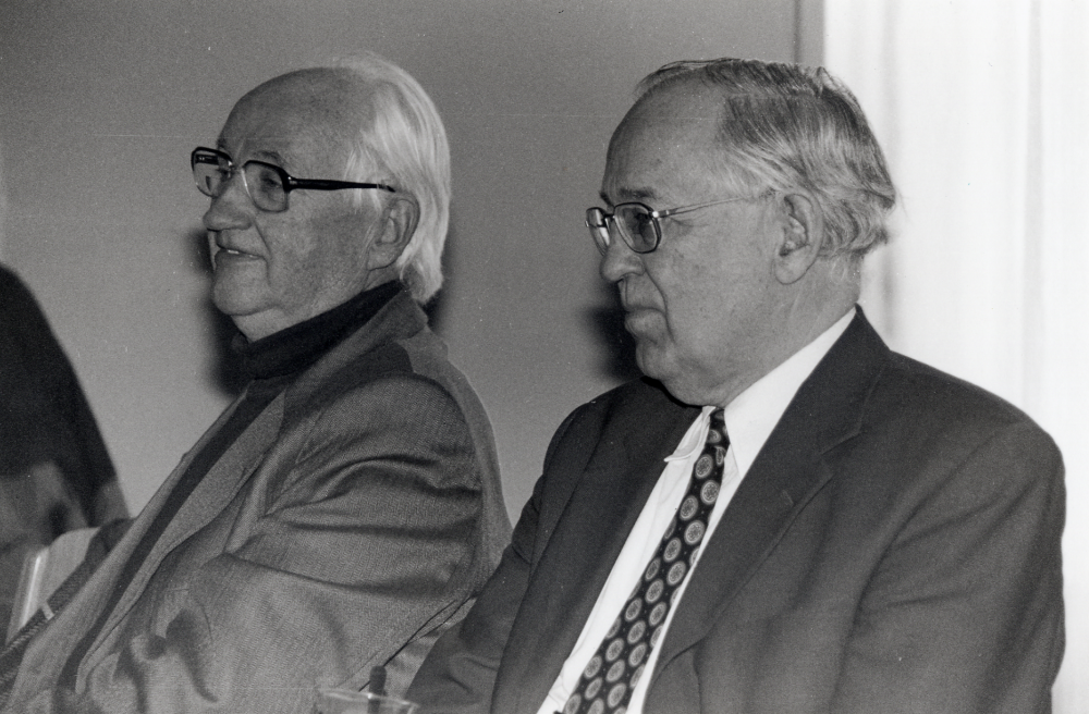 Vallentuna biblioteks vänner har årsmöte och 10-årsjubileum i Vallentunasalen.  Två profiler i Vallentuna, fr v Karl-Axel Elmquist, vald ordförande på årsmötet 2000 och Bo Schylander i valberedningen