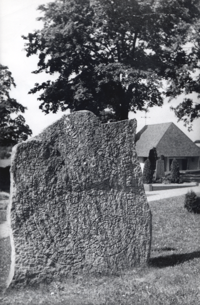 Jarlabankes sten vid Vallentuna kyrka
