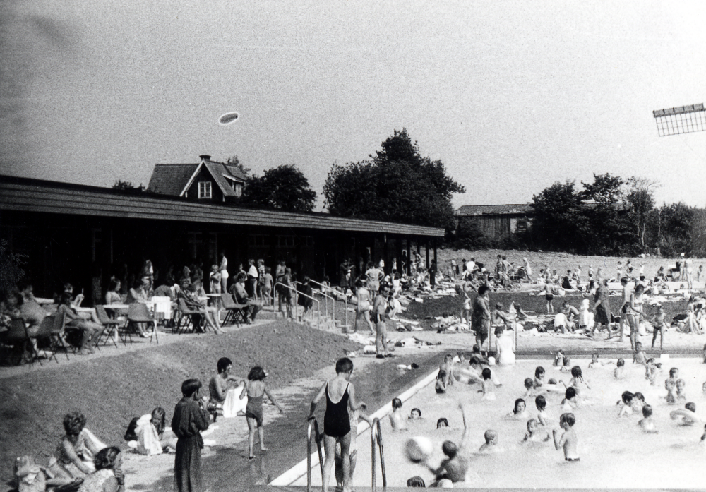 Kvarnbadet  friluftsbad med tre bassänger, uppfördes intill  Väsby kvarn  och invigdes sommaren 1970. Här syns den mellanstora bassängen, avsedd bl a för simträning. I bakgrunden över omklädningsrummens tak syns  Kvarnvillan  riven 1971? Längst t h syns en vinge på Väsby kvarn.