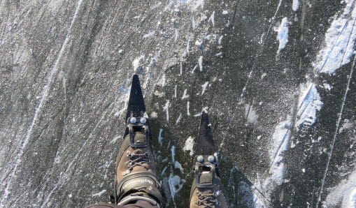 bild på is och långfärdsskridskor