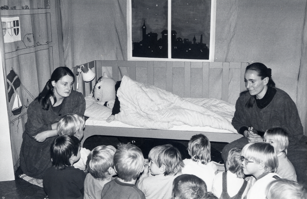 Lusten till skräck - en utställning med teater i Vallentunasalen under ledning av dramapedagogerna, fr v Ann-Charlotte Lundmark och t h Nina Ödlund - här tillsammans med barn från Kårsta i Allrummet där Alfons Åberg försöker sova trots att det är mörkt. I utställningen fanns flera rum där man kunde skrämmas och fascineras av  Muminfamiljen, Bröderna Lejonhjärta, Rödluvan och vargen och draken ur Roslagsoperans föreställning av Trollflöjten.  Vissa figurer och masker är tillverkade av Eva Rahmqvist.  Utställningen byggdes med personal från biblioteket samt med teknisk hjälp från gymnasiets tekniker Henrik Wandel.