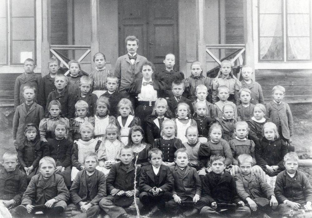 Kyrkskolan i Angarn omkring 1905. Nedersta raden nr 3 fr h är Oskar Johansson, morbror till Maj Petersson. Lärare Lundberg?????????