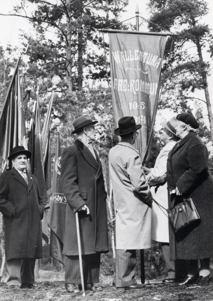 Vallentuna socialdemokratiska arbetarkommun  startades 1914. Här har man samlats till  första maj-demonstration  vid gamla Folkets hus-parken. T h  Bertha Andersson  medlem sedan 1914 och ordförande i kvinnoklubben. Längst t v  Erik Österberg   Ur Josef Andersson, Vallentuna socialdemokratiska arbetarkommun 1914-1964