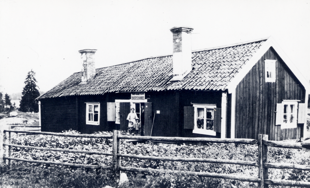 Sven Karlssons diversehandel  låg i  Sursta  i hörnet av  Gällstavägen.  Karlssons ena hand var amputerad och försedd med en krok. Ev låg handelsboden i en drängstuga till  Sursta gård
Se Lanthandlare i vallentunasocknarna vid Roslagsbanan, s 58