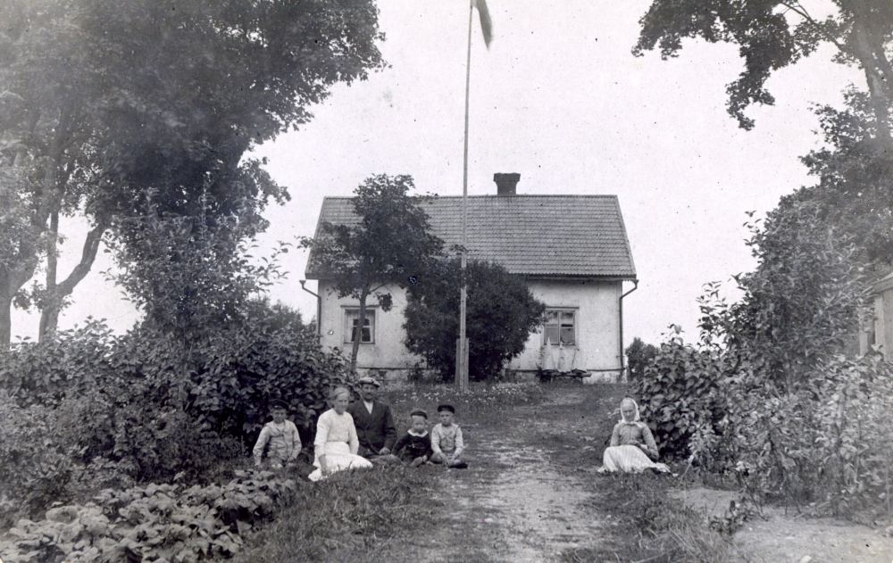 Bild från Markim med anknytning till familjen Holm. Okänt motiv, namnuppgifter saknas. 

EFTERLYSNING! Hör av dig till bildarkivet om du har information om bilden.