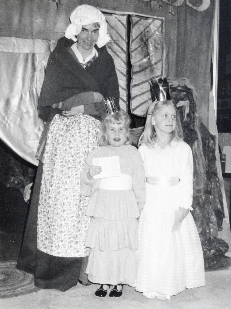 Föreningarnas festival ägde rum i Vallentuna ishall 19-21 april 1986. Föreningar och kommun presenterade sina verksamheter.  Vallentuna bibliotek deltog med en bokbuss inredd som sagogrotta. Sagotant på bilden är Anna Brynell omgiven av prinsessorna Lisa Tullus t v och Sara Ullman