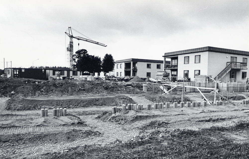 Pensionärshemmet  Väsbygården  byggs om så att alla pensionärer får ett eget rum.  Dessutom byggs pensionärshemmet ut med två tillbyggnader.  Här syns grunden till den östra utbyggnaden