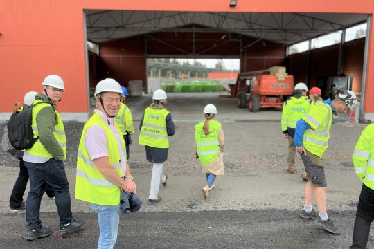 Grupp människor med gula västar