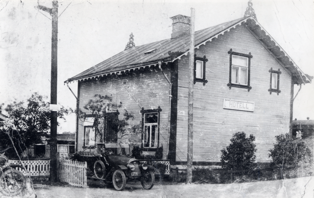 Vallentuna järnvägshotell  låg intill  Vallentuna järnvägsstation  Sedan järnvägen invigts flyttade skjutsstationen från  Åbyholms gård  till hotellet, från 1885-1921. I hotellet fanns restaurang/café kallat  Flugan.  Uppackningsrum för handelsresande fanns också.  Per-Erik Norbäck  var den siste gästgivaren. Norbäck hade Vallentunas första bil.  På bilden sitter han själv vid ratten. Märket var  Stofer.  Senare köpte han en Dixie. Norbäck hade, enligt Helge Henningsson, planer på att bygga ett hotell med restaurang där kommunalhuset nu ligger. Men eftersom han inte fick utskänkningstillstånd övergav han Vallentuna och den stora grop som var grunden till det nya hotellet. Hotellet brann 1970 sedan det bl a inhyst en tapetserarverkstad och använts som vallokal