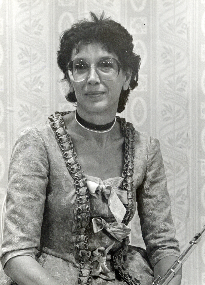 Under tiden 2-31 oktober 1985 pågick i Tärningen utställningar, program, sång, musik, dans, föreläsningar m m under titeln På Bellmans tid.  Arrangörer var föreningar i Vallentuna i samarbete med Vallentuna kulturnämnd. Idé  mm Eva Rahmqvist. Här är Carol Nordberg i Vallentuna kammarorkester. Orkestern spelar när Vallentuna folkdansförening framför danser ur Anckarströms dansbok med titel Musik och dans på 1700-talet.  Medlemmarna i orkestern och folkdanslaget har själva tillverkat dräkter och peruker