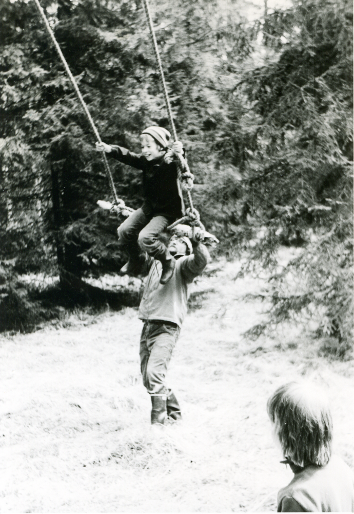 Friluftsfrämjandets Skogsströvare i Brottby på utflykt vid Römossen. Skogsströvaren Johan Nilsson får prova jättegungan med hjälp av ledaren Lennart Lindh.
Foto och uppgifter: Fredrik Andersson.
