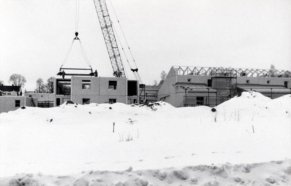 Nya bostadshus byggs i Karby på gärdet mellan Stora Karby gård och Tallstigens hyreshus.  De nya husen får adress Lindgårdsvägen.  I bakgrunden t v skymtar Karby gård