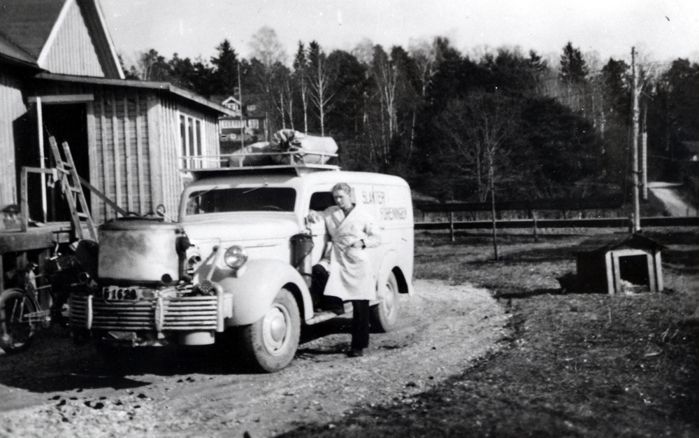 Bil från Haga slakteriförening i Angarn. Nils Sjöman står vid slakteribilen som har gengasaggregat monterat på kylaren