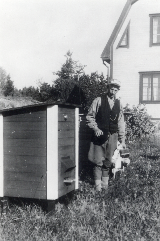 Bikupor vid Frösunda prästgård. Framför kuporna står Isidor Andersson, bror till prästgårdsarrendatorns, G E Carlsson, hustru Ida. T h syns en del av arrendatorsbostaden?