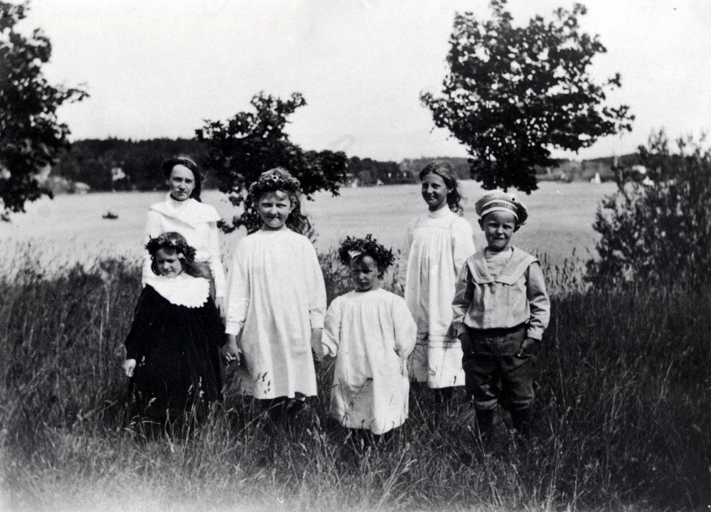 Barn från Väsby gård samlade nedanför  Kullen.  Längst t h står Sven Karlsson, son till gårdens ägare Ernst Gustav Karlsson, övriga barn okända.  I bakgrunden syns Vallentunasjön