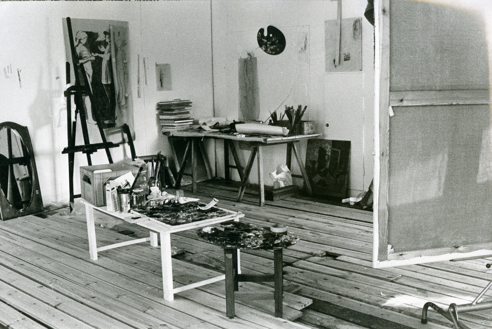 Konstnären Ulf Gripenholms bostad och arbetsplats låg i Torsholma skola, Frösunda.
•Fotografiet ingår i bildserien ”Vardagsliv i Vallentuna kommun” av Rachael Gough-Azmier & Gunilla Blomé, Haga Studios HB.