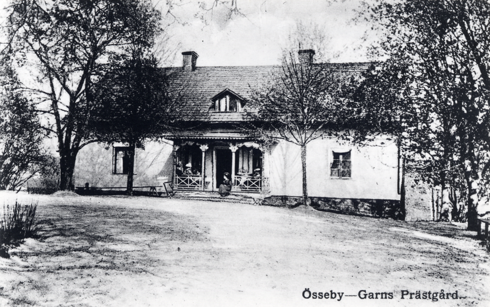 Össeby-Garns prästgård byggdes på 1880-talet, dessförinnan bodde kyrkoherden i Salve