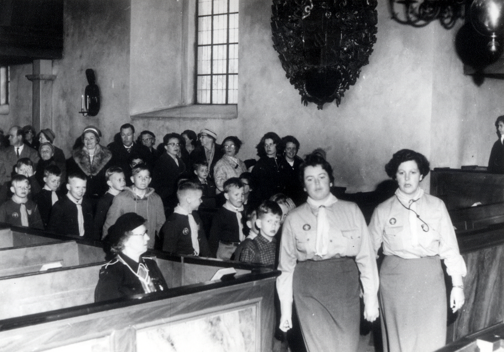 Scoutupptagning i Vallentuna kyrka.  Ledarna fr v Maj-Britt Wängelin och Maj Pettersson på väg in i kyrkan med scouterna som tillhör SSF, Sveriges scoutförbund