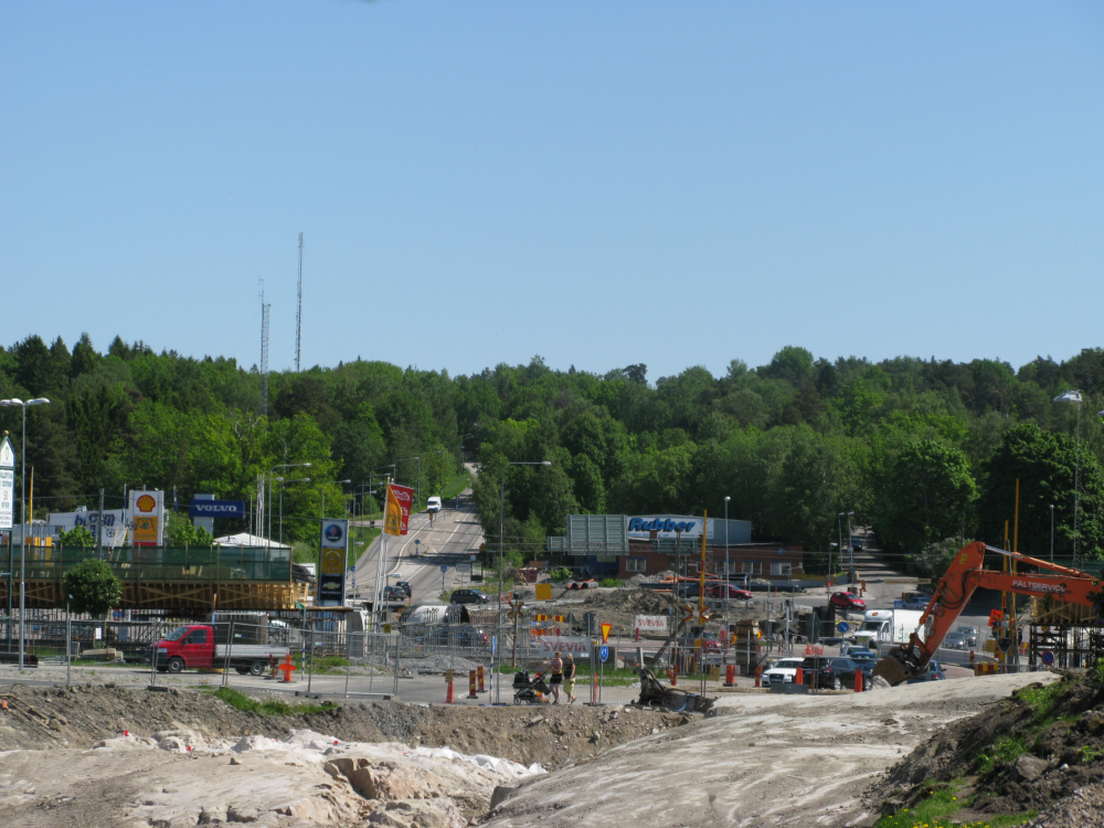 I förgrunden ser man arbetet med den nya trafikplatsen.