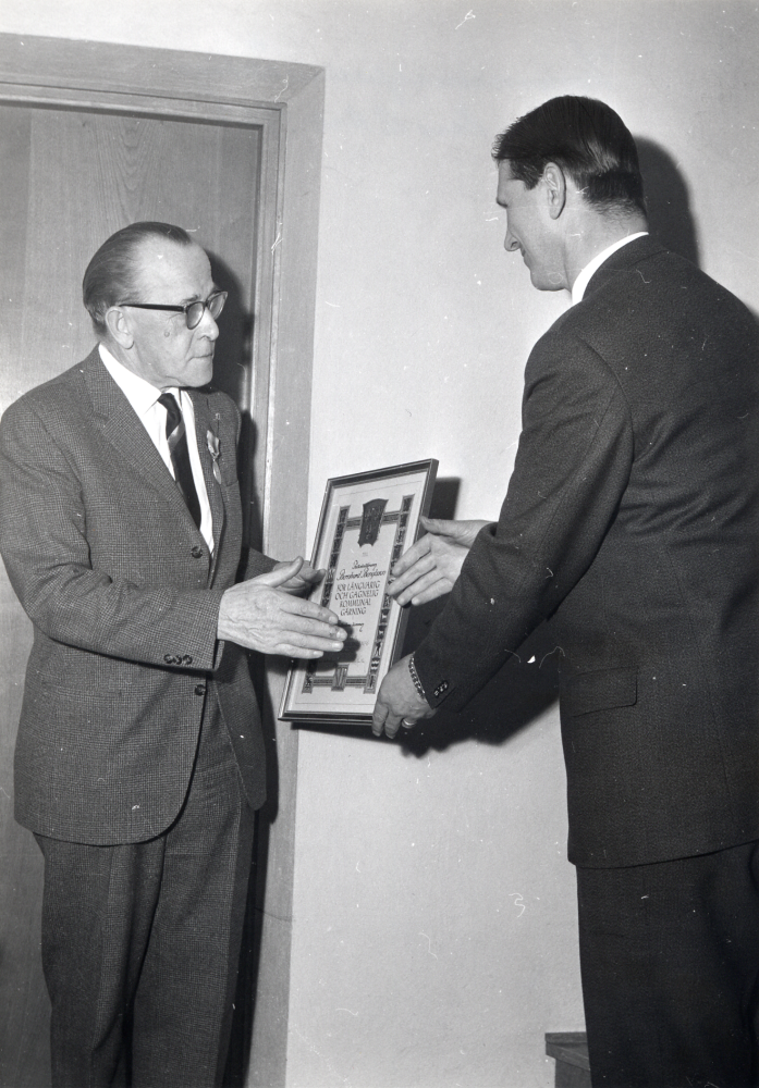 Bernhard Bengtsson mottager ett diplom med text "för långvarig och gagnelig kommunal gärning" från kommunalrådet Ingvar Lidskog vid kommunal-fullmäktiges sammanträde den 18 december 1962.
Bernhard levde 18 september 1899 till 26 oktober 1979