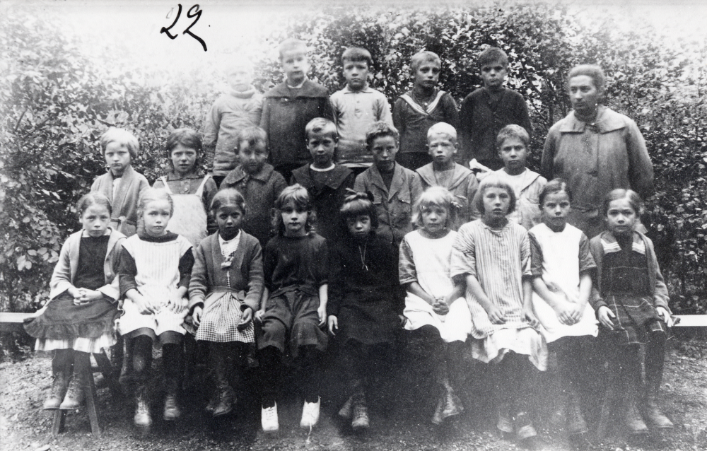 Lärarinnan Anna Gauffin tillsammans med skolbarnen vid Missionshuset på Olsborgsvägen. I vita skor Marianne Härje    Hörde barnen till Hjälmsta skola men flyttades till missionshuset p g a platsbrist?????