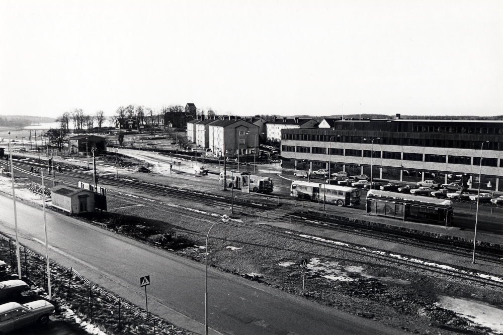 Vallentuna centrum  sett från  Tellus-Maskin   I förgrunden  Industrivägen  och  Vallentuna järnvägsstation  med parkerade  bussar   T h  Tunahuset  och tv  Vallentunasjön  med bebyggelsen längs  Centralvägen  mittemellan. Framför sjön syns  Vallentuna prästgård  och  Vallentuna kyrka