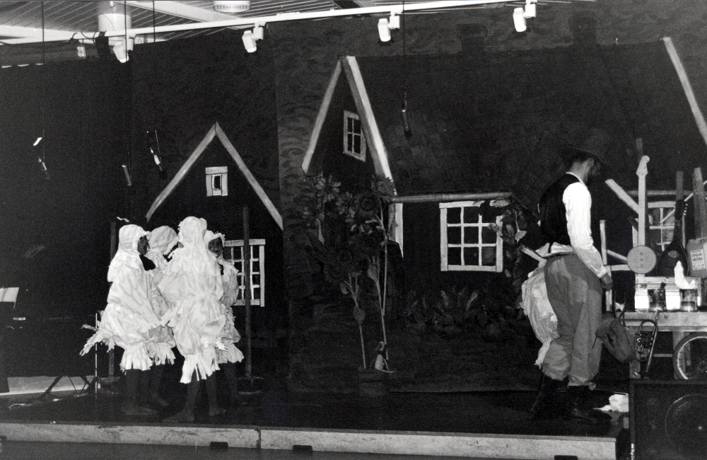 Vallentuna Kulturskola visar föreställningen Pettson och hans vänner i Vallentunasalen.  Manus och regi: Anette Fahlcrantz (orginalbilderböcker av  Sven Nordqvist), scenografi och dekor: Eva Rahmqvist, sånginstudering: Ann Forkelid, musik Sven Hedman från Pettson och Findus sångbok.  Här står Pettson t h, spelad av Ulf Ahlin , och fem hönor  t v, spelade av Maria Karlsson, Sanna Tollefors, Stefania Macklin, Magdalena Andersson och Beatrice Hedrén.