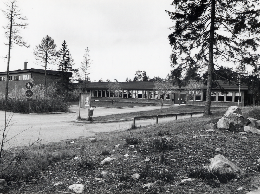 Lovisedalsskolan ligger i Vallentunas södra del. Där går barn från Bällsta, Lovisedal och Kragstalund. Skolan är en lågstadieskola med klasserna 1 till 3. Här syns t v gymnastiksalen och byggnaden i mitten innehåller matsal, t h rektor- och lärarrum