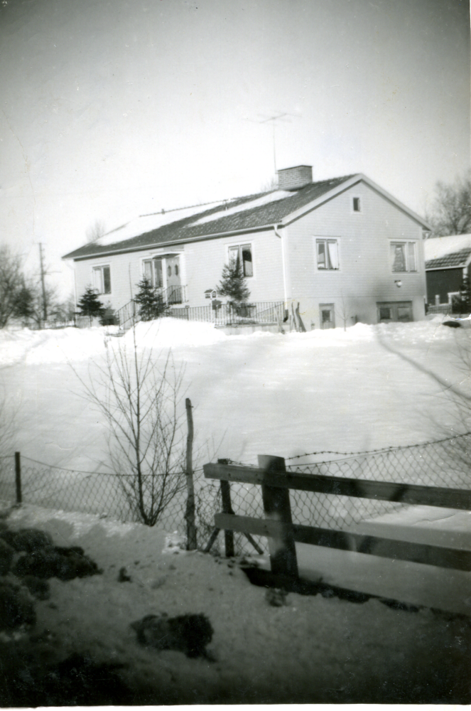 Sättra i Angarn byggdes om bostad för Seth Axén och hans hustru Ruth samt deras barn. Familjen byggde huset 1958 då kaférörelsen i huset Bergsättra på andra sidan Gamla Norrtäljevägen hade upphört. Huset byggdes av Simon Frisk eller Martin Nitz och Bergqvists Rör skötte VVS-arbetet.  I husest bakom bostadshuset fanns en smedja, förråd och utedass