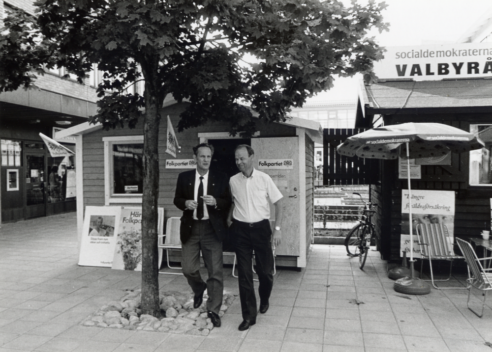 Valinformation på Tuna torg med valstugor från Folkpartiet och Socialdemokraterna. Fr v Jan Birgersson moderaterna och Staffan Modig folkpartiet