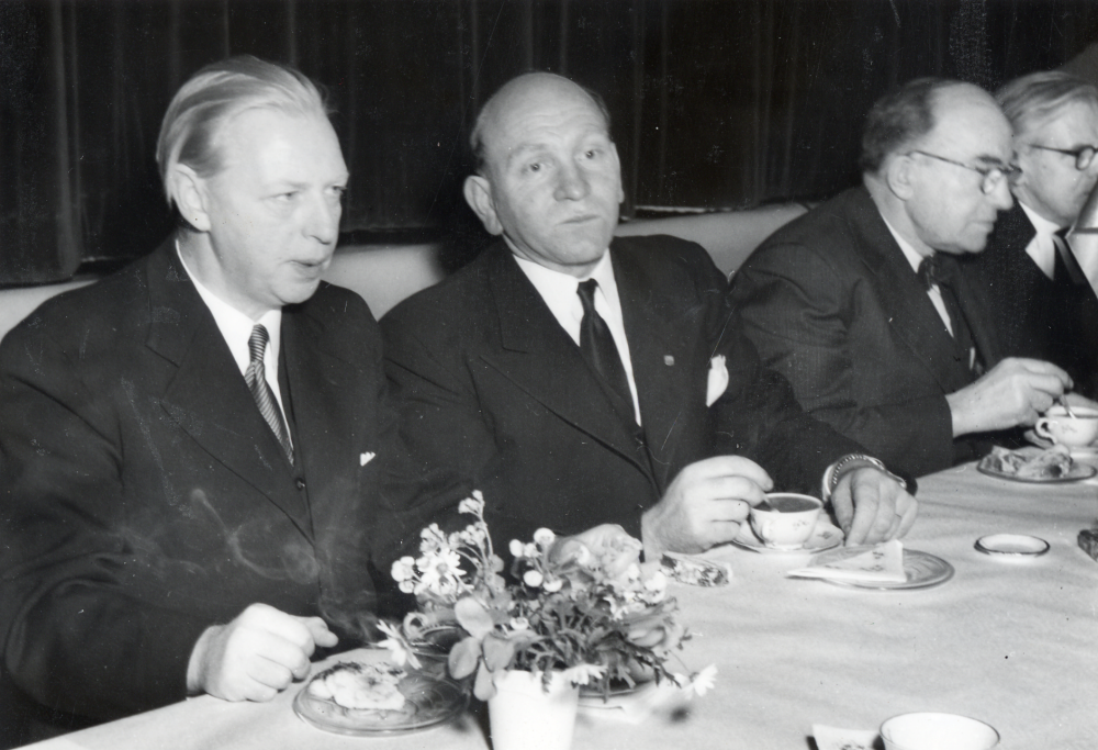 Landshövding Gunnar Danielsson besöker Vallentuna. Vid kaffebordet sitter fr v landshövdingen, kommunalnämndens ordförande Gustav Nilsson, landstingets ordförande Thun samt prosten Sven Vängby