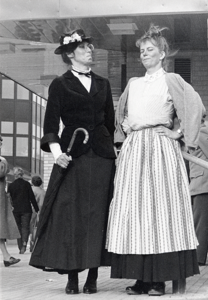 Tärningen invigs.  Från Vallentuna biblioteks barnavdelningen har Mary Poppins, Eva Rahmqvist, och Teskedsgumman, Lena Lundgren, kommit ut på Tuna torg