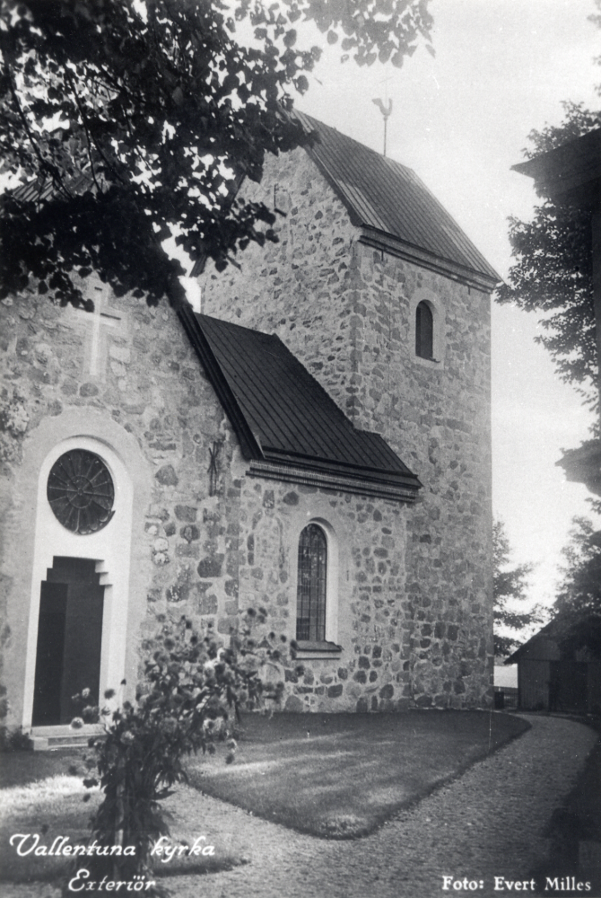 Norra ingången till Vallentuna kyrka. Fotograferat i samband med kyrkans ombyggnad 1936-37, ansvarig var arkitekt Evert Milles. Vid denna ombyggnad gjordes även torntuppen av rostfri plåt av Bröderna Boberts plåtslageri i Djursholms Ekeby